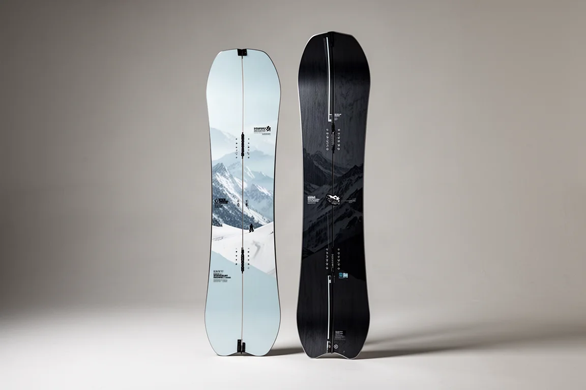 Weston Hatchet Split und Ridgeline Split Snowboards nebeneinander stehend