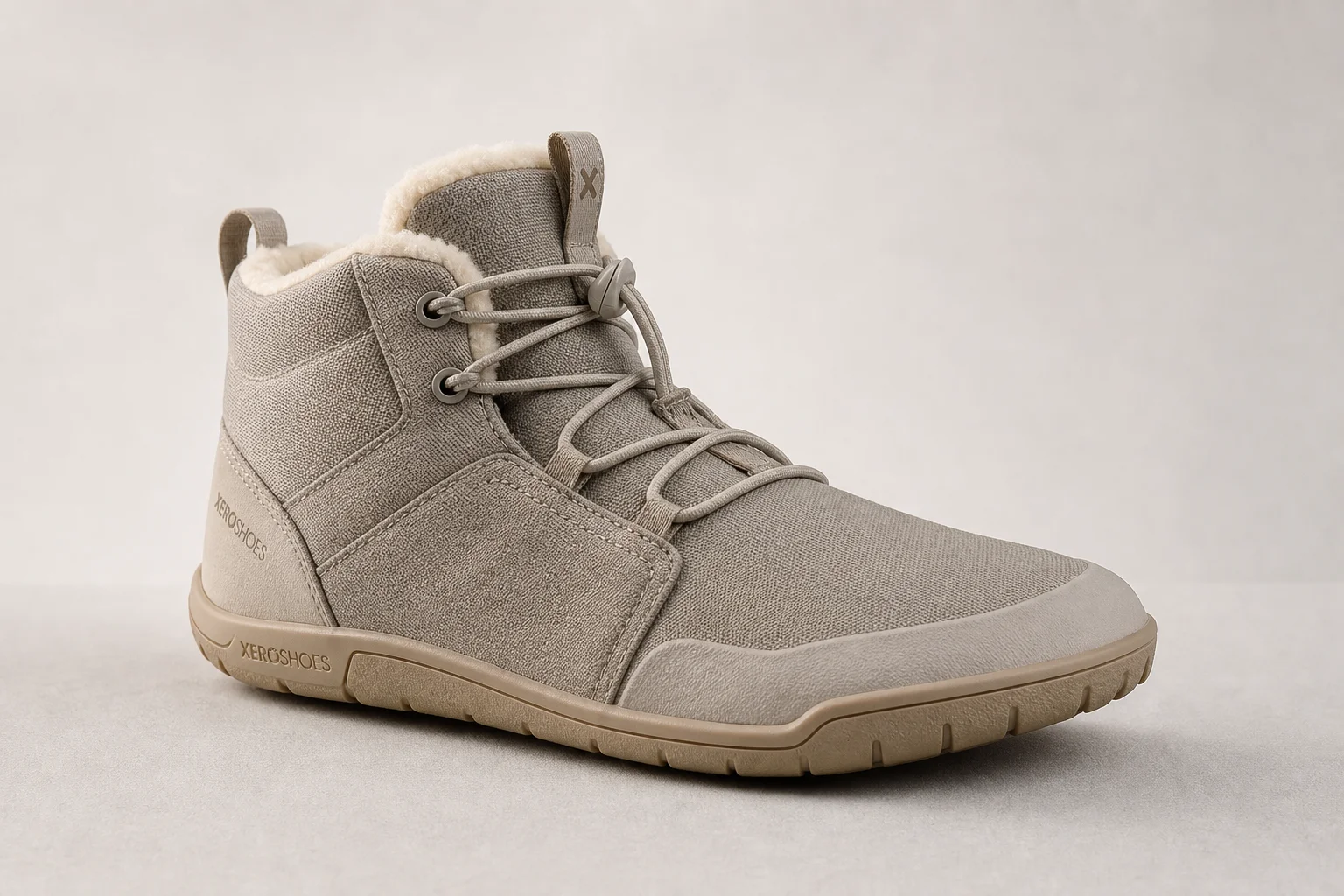 Collection de chaussures minimalistes de plusieurs marques présentées sur un fond neutre