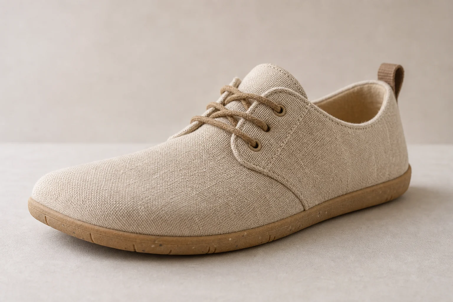 Collection de chaussures minimalistes de différentes marques présentées sur un fond neutre