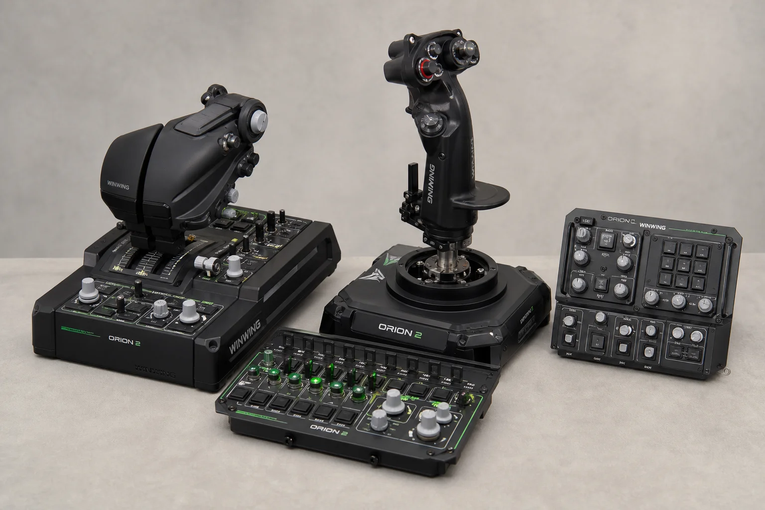 Trois joysticks et manettes de simulation de vol classés par gamme de prix sur une surface grise