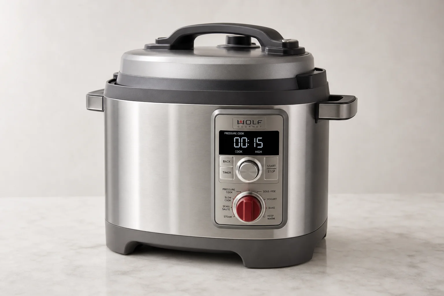Cinque slow cooker atossiche disposte su una superficie in cemento che mostrano una varietà di design e materiali