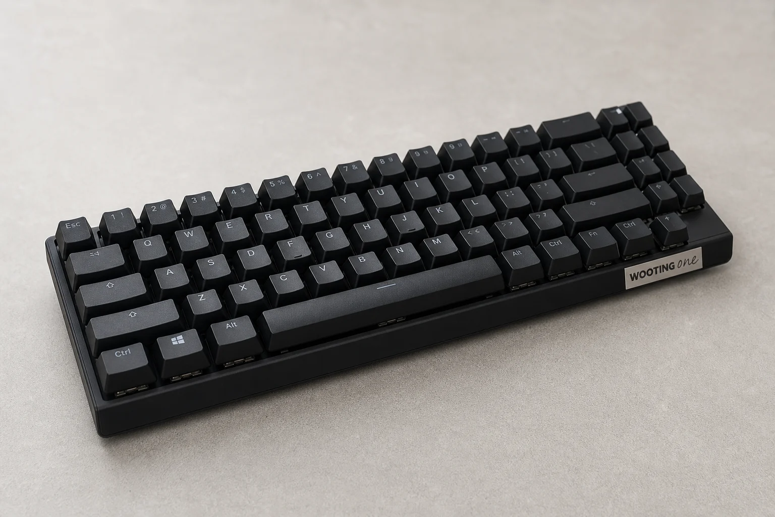 Moderne, kompakte Gaming-Tastatur mit mattschwarzem Finish auf einer Oberfläche aus gebürstetem Aluminium