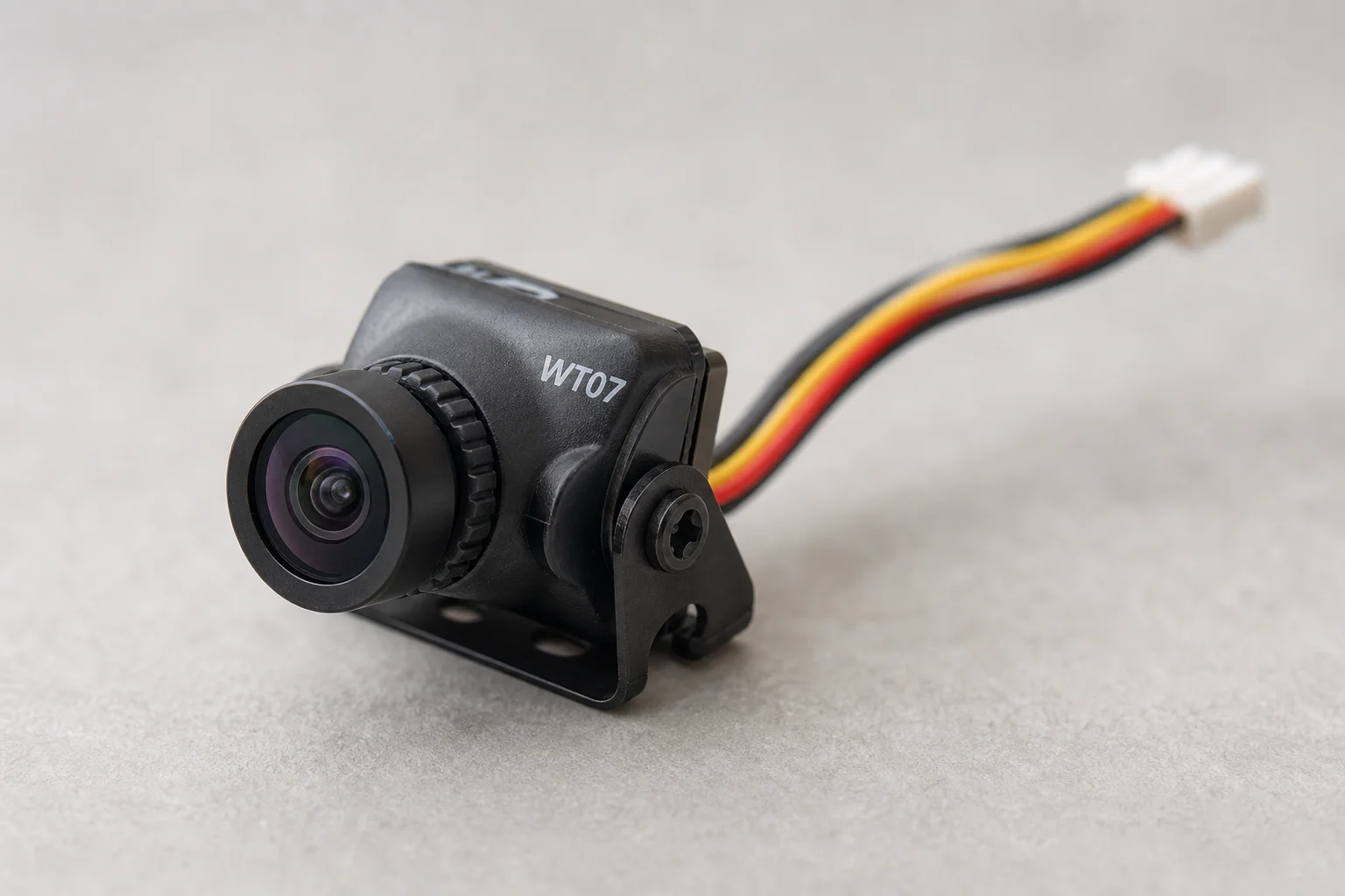 Micro drone ESP-FLY assemblato su una superficie grigia che mostra il design compatto del quadricottero