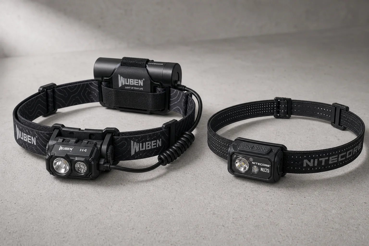 콘크리트 바닥에 나란히 놓인 Wuben H4와 Nitecore NU25 헤드램프