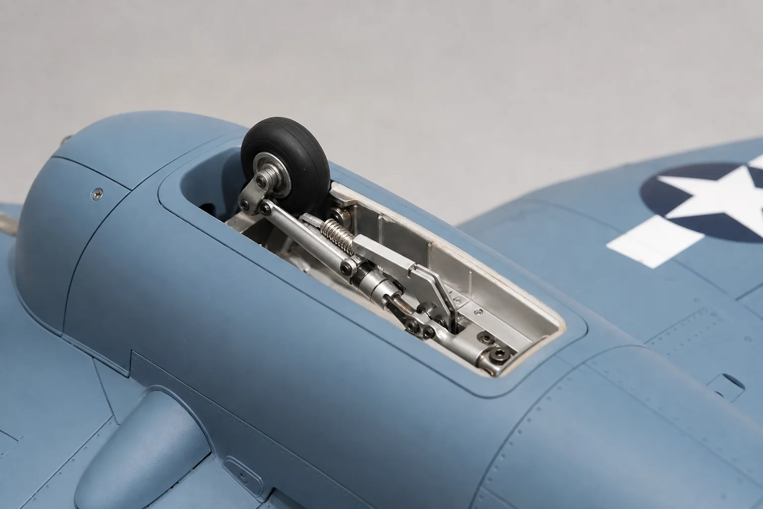 Nahaufnahme des Einziehfahrwerk-Mechanismus des RC-Flugzeugs