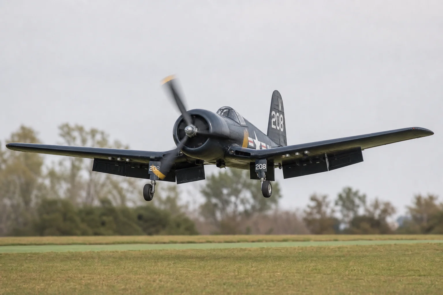 RC-Flugzeug im Landeanflug mit ausgefahrenen Landeklappen