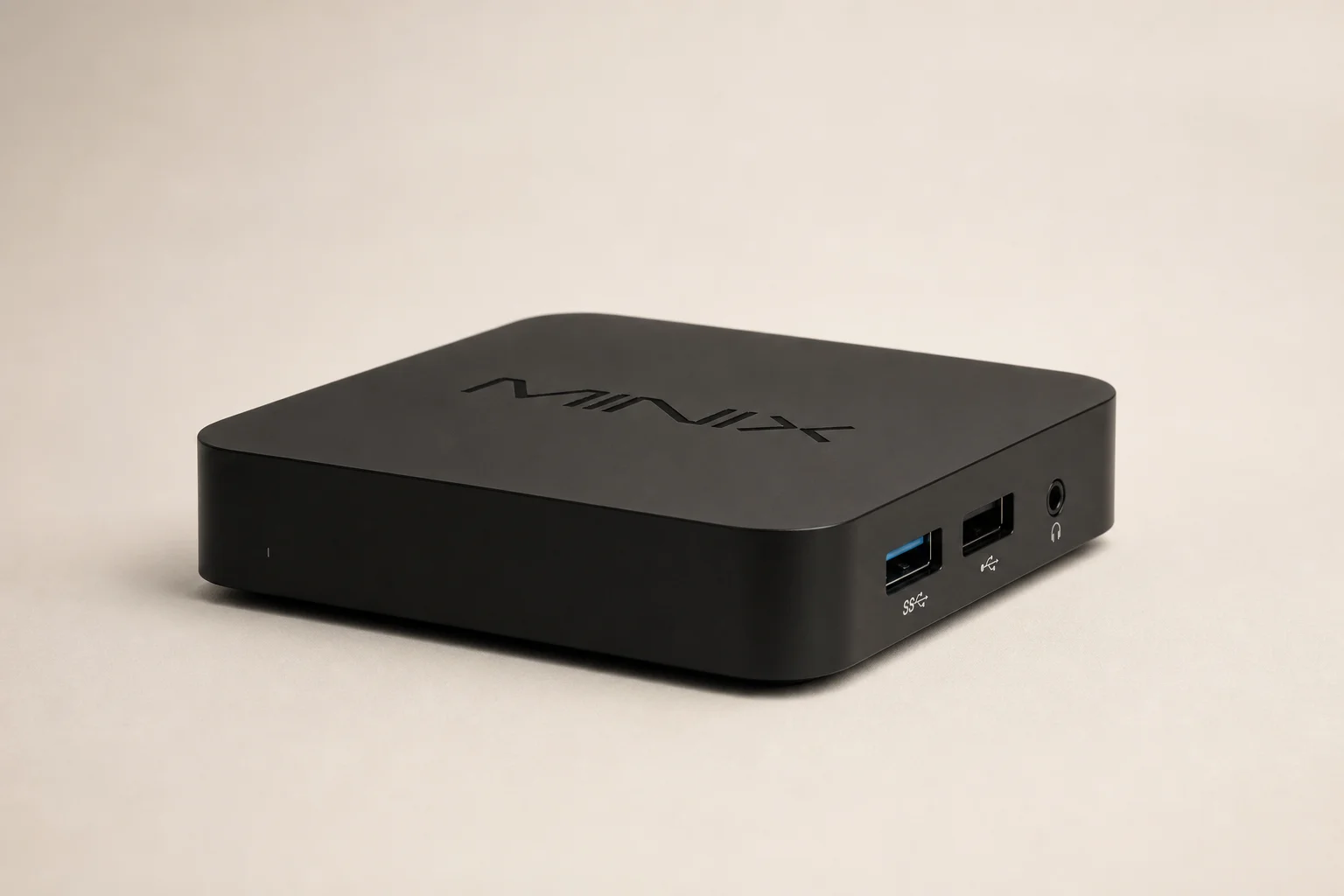 Nine dispositivi per lo streaming disposti su una superficie in cemento, inclusi Google Chromecast, Amazon Fire TV e altri marchi