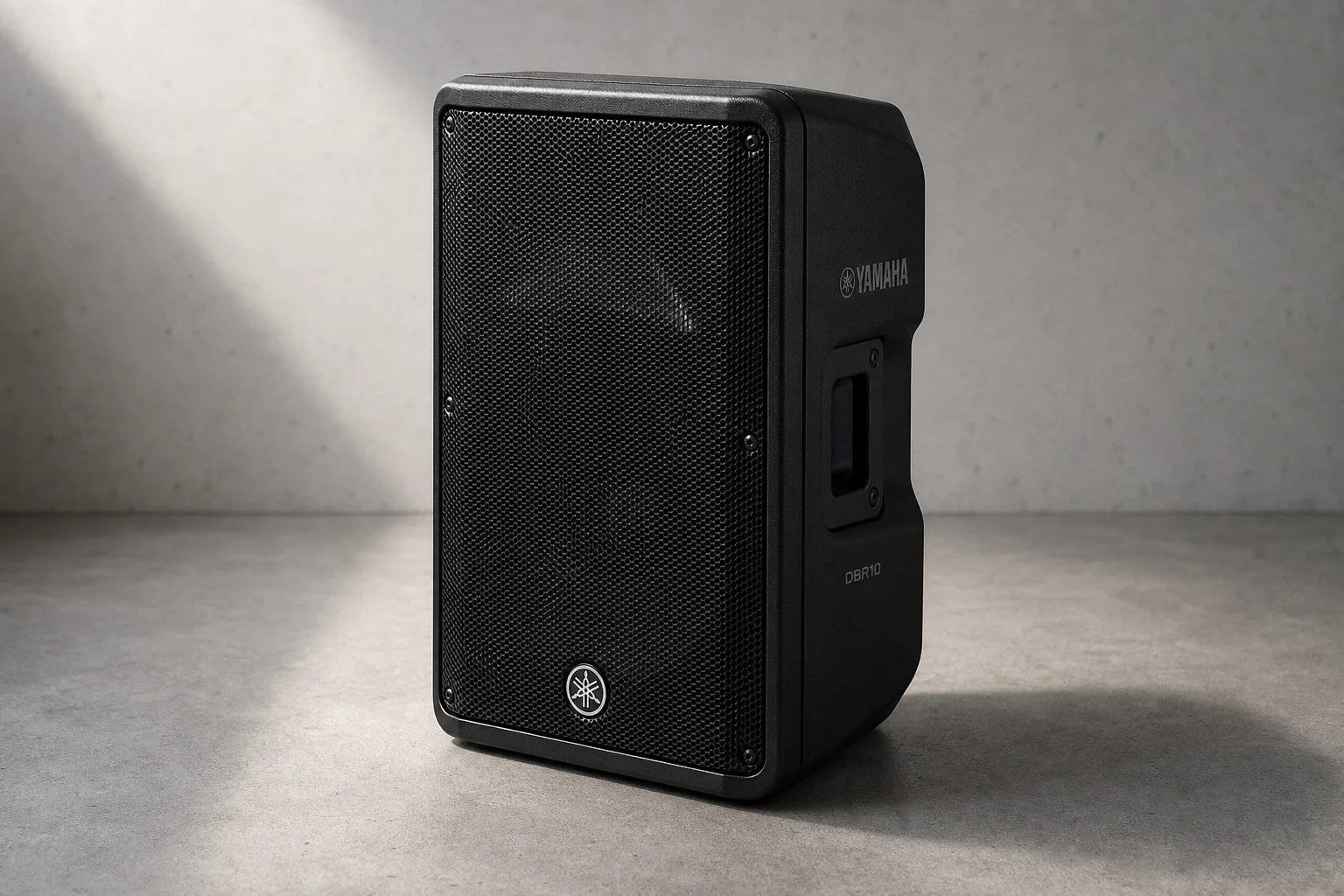 Cuatro altavoces PA económicos alineados sobre hormigón: Mackie Thrash 212, Alto TS410, JBL EON 610, Yamaha DBR10