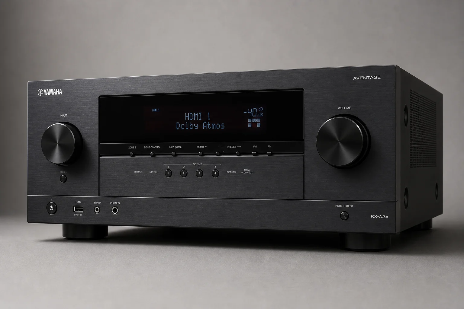 Tre sintoamplificatori AV: Yamaha RX-A2A, Sony STR-AN1000 e Denon AVR-X2800H su una superficie in cemento