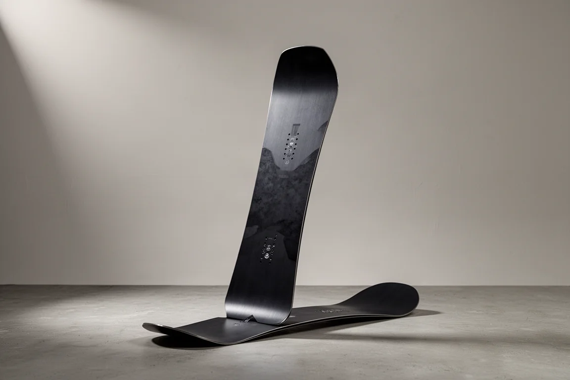 Tavola snowboard YES Great in piedi con naso rocker e profilo camber visibili