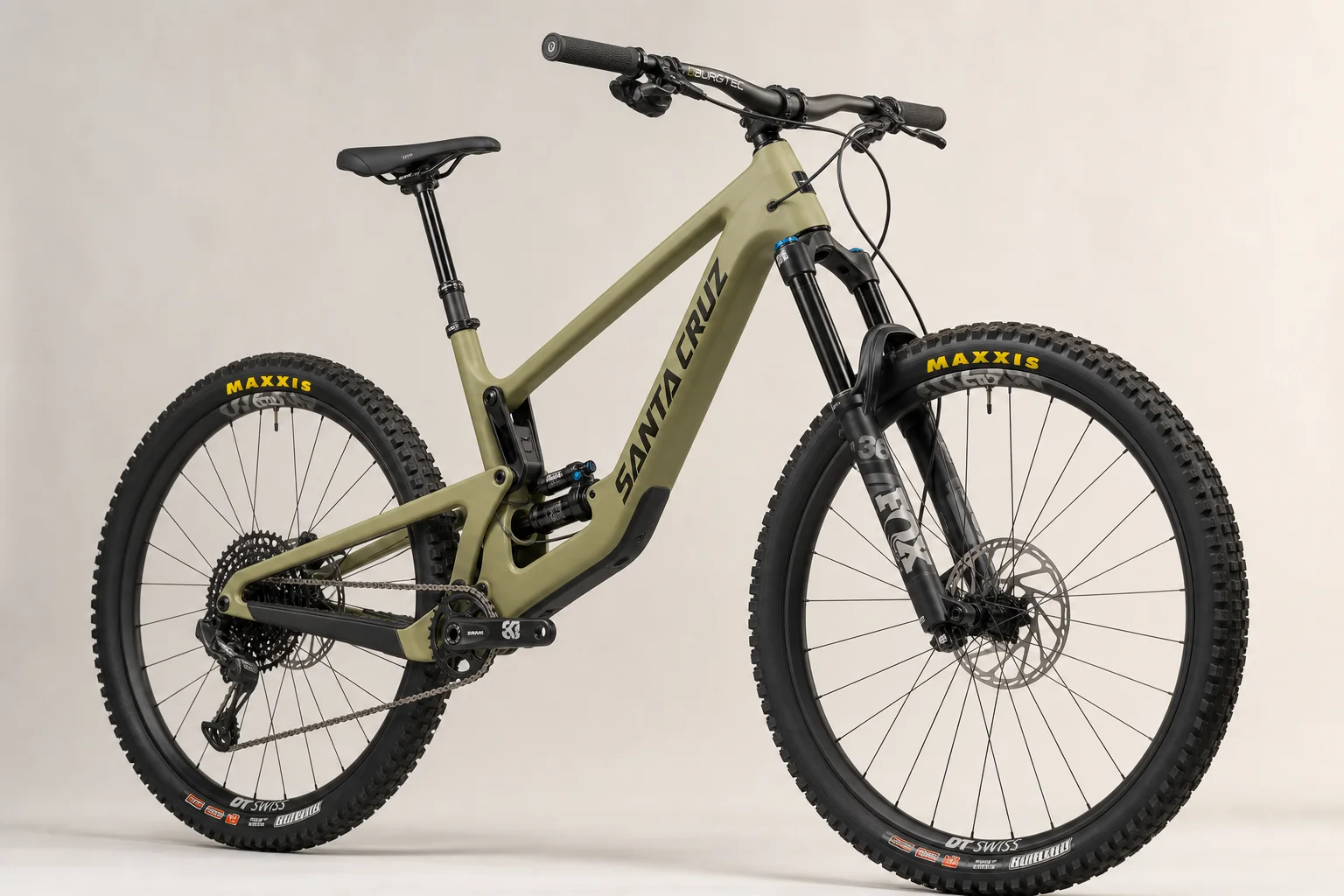 Quattro mountain bike da trail e hardtail disposte su uno sfondo neutro