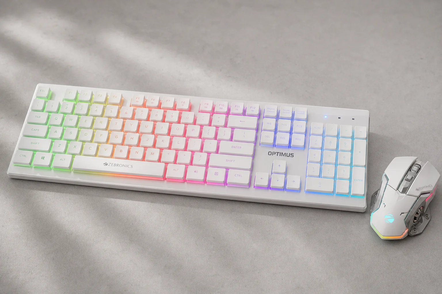 Otto combo tastiera e mouse da gaming su una superficie in cemento che mostrano vari design e colori