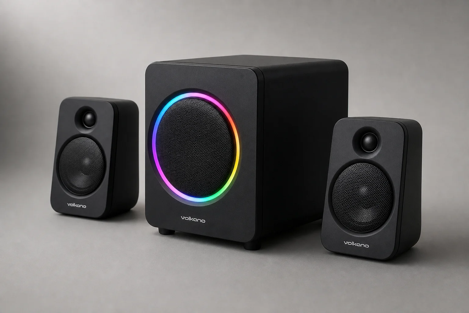 Cinco sistemas de altavoces organizados por tamaño, desde compacto hasta premium, sobre una superficie de hormigón