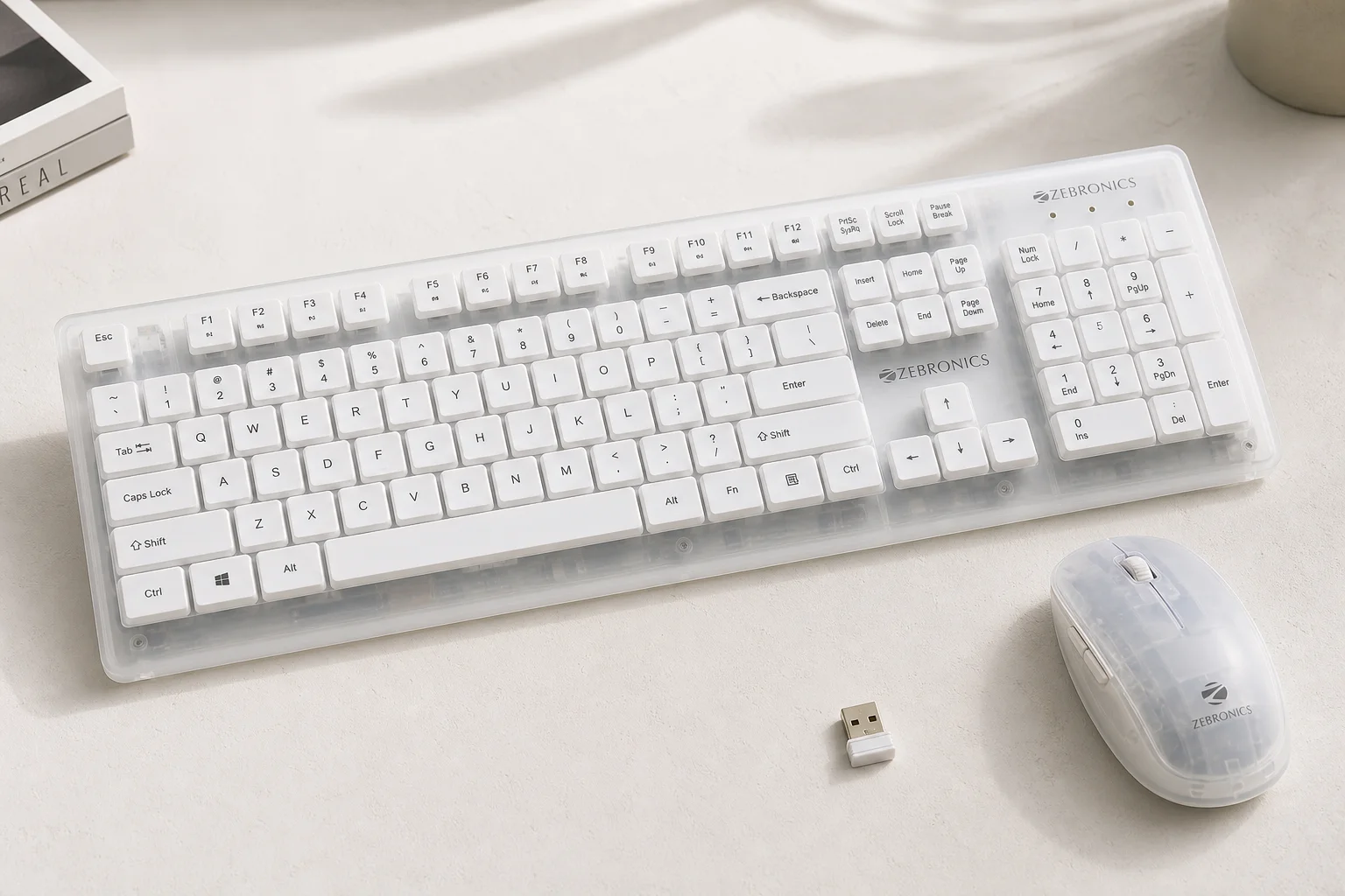 Otto combo tastiera e mouse da gaming su una superficie in cemento che mostrano vari design e colori