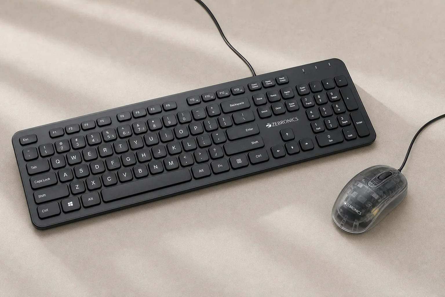 Otto set tastiera e mouse da gaming disposti su una superficie in cemento che mostrano vari design e colori