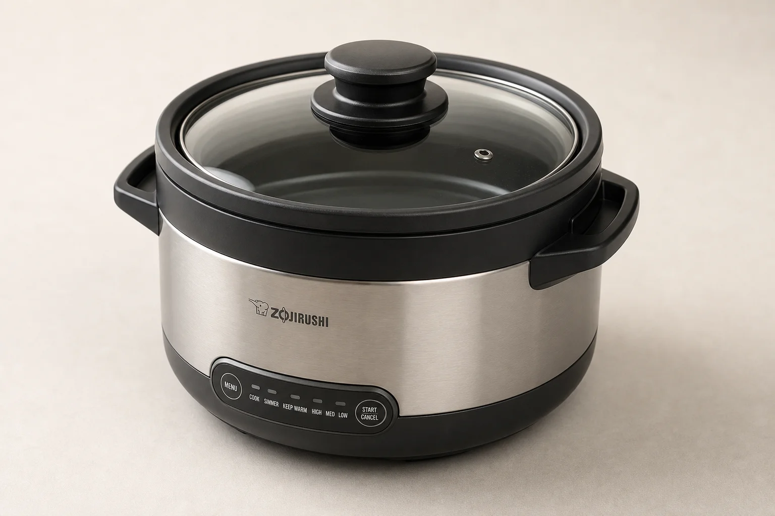 Cinque slow cooker atossiche esposte su una superficie in cemento che mostrano una varietà di design e materiali