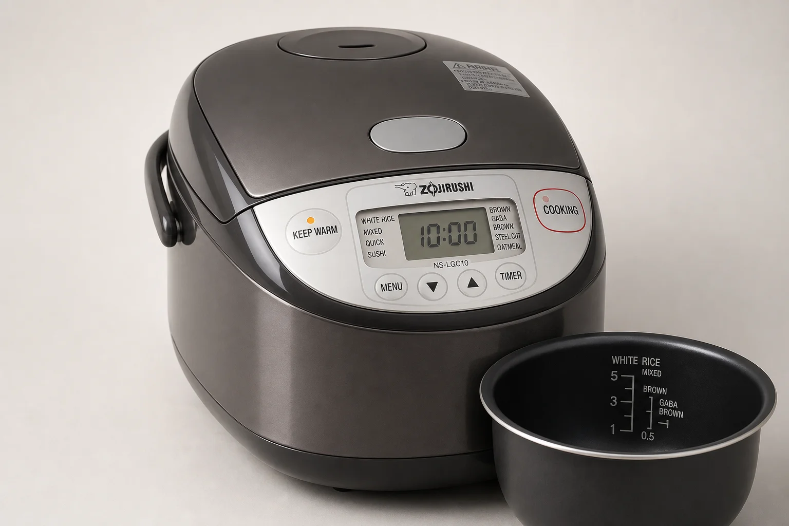 放置在水泥檯面上的 Zojirushi 電子鍋與 Hamilton Beach 開罐器