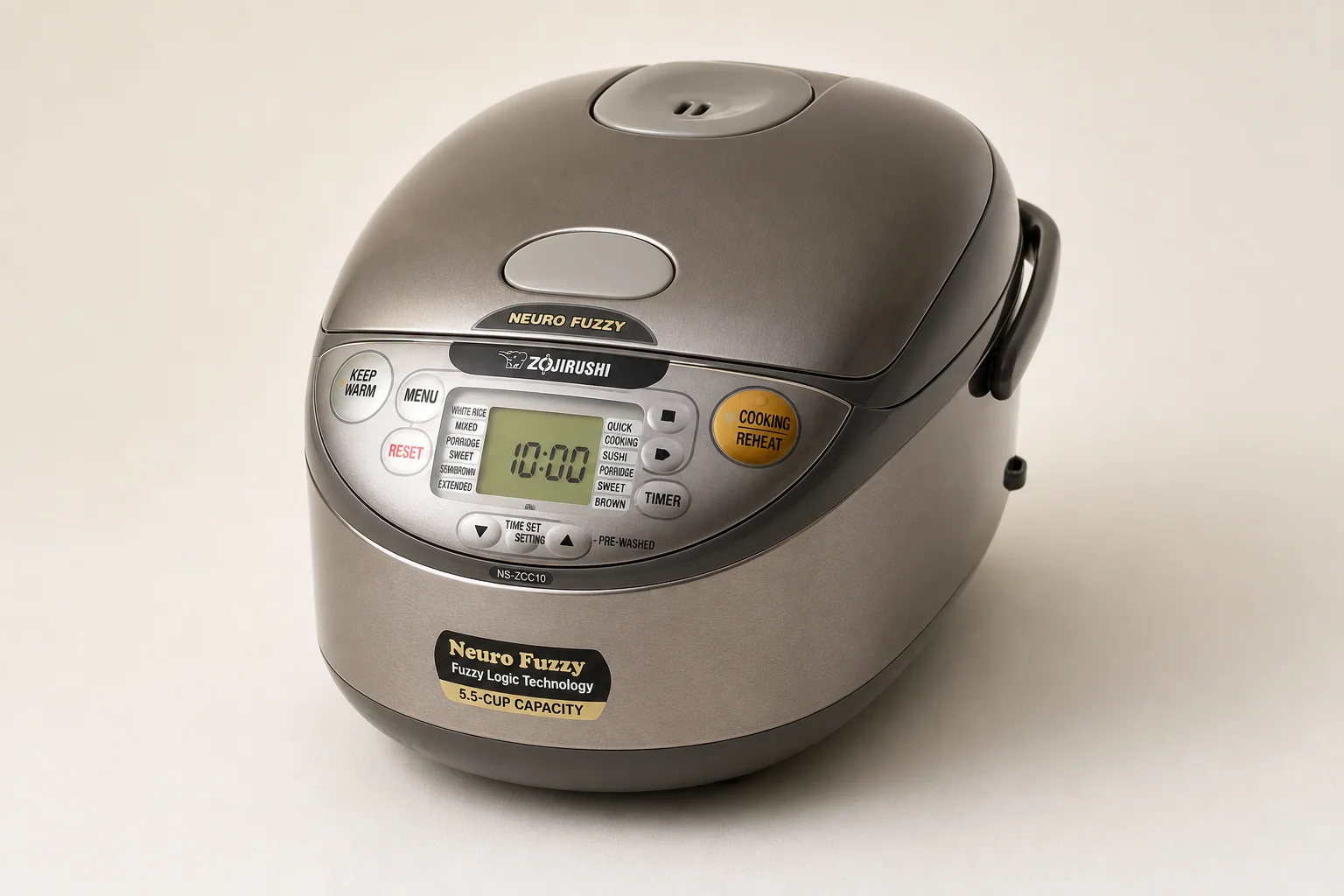 Cinque cuociriso Zojirushi disposti per dimensione su una superficie in cemento