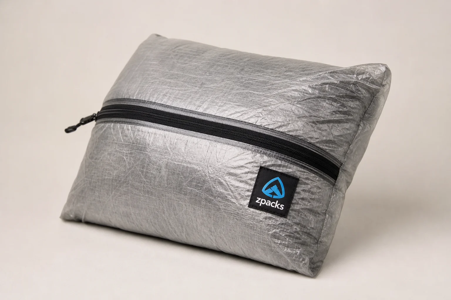 Drei hybride Rucksack-Kissensysteme auf einer Betonoberfläche präsentiert